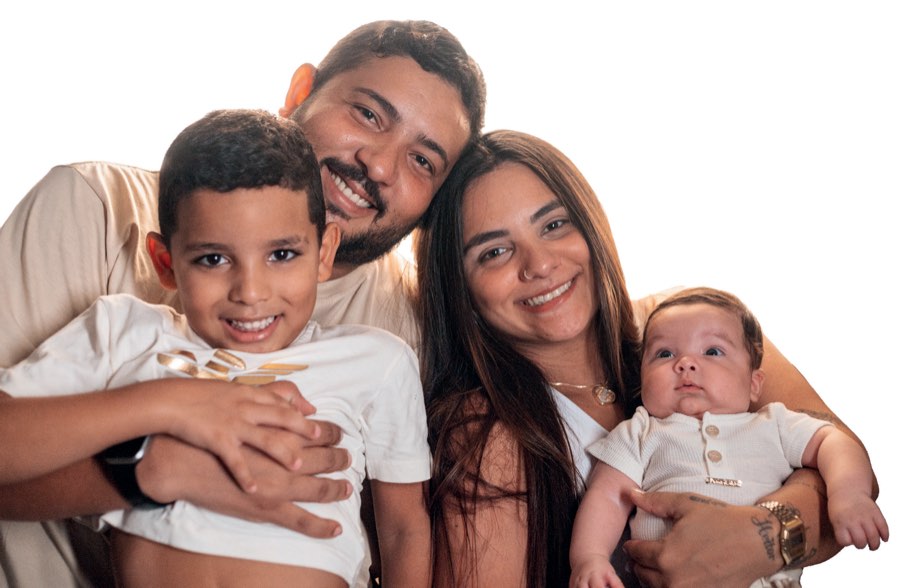 Família jovem sorrindo